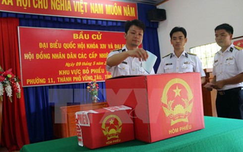 Early voting by naval personnel working on sea platforms - ảnh 1